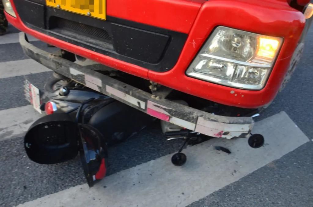  停二看三通|又一起！电动车被卷进货车车底，车主…