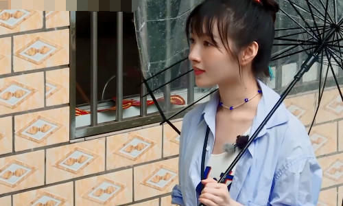  下雨|张亮李浩菲下雨打伞录节目，谁注意幕后人员咋避雨的？太辛苦了