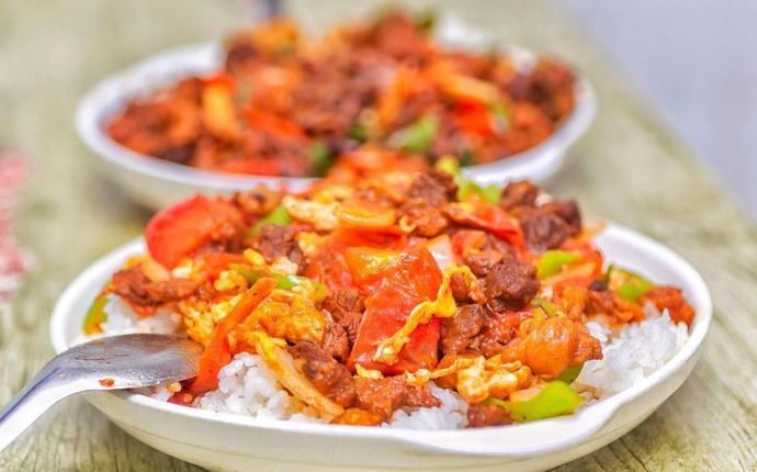 桌椅|店内坐不下,门口搬桌椅来吃!丰储街的这家盖浇饭火了13年!