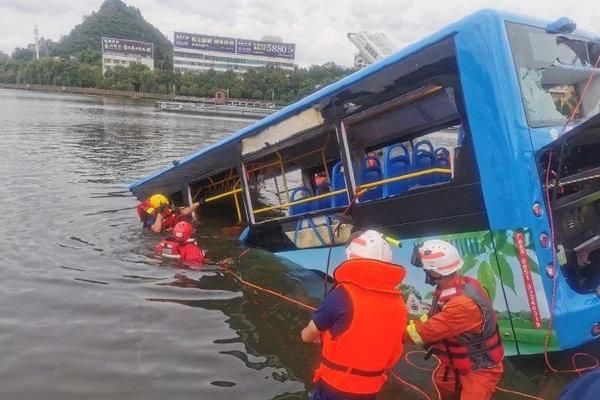 水库|公交车加速冲入水库，如何水中安全逃生？千万别砸挡风玻璃