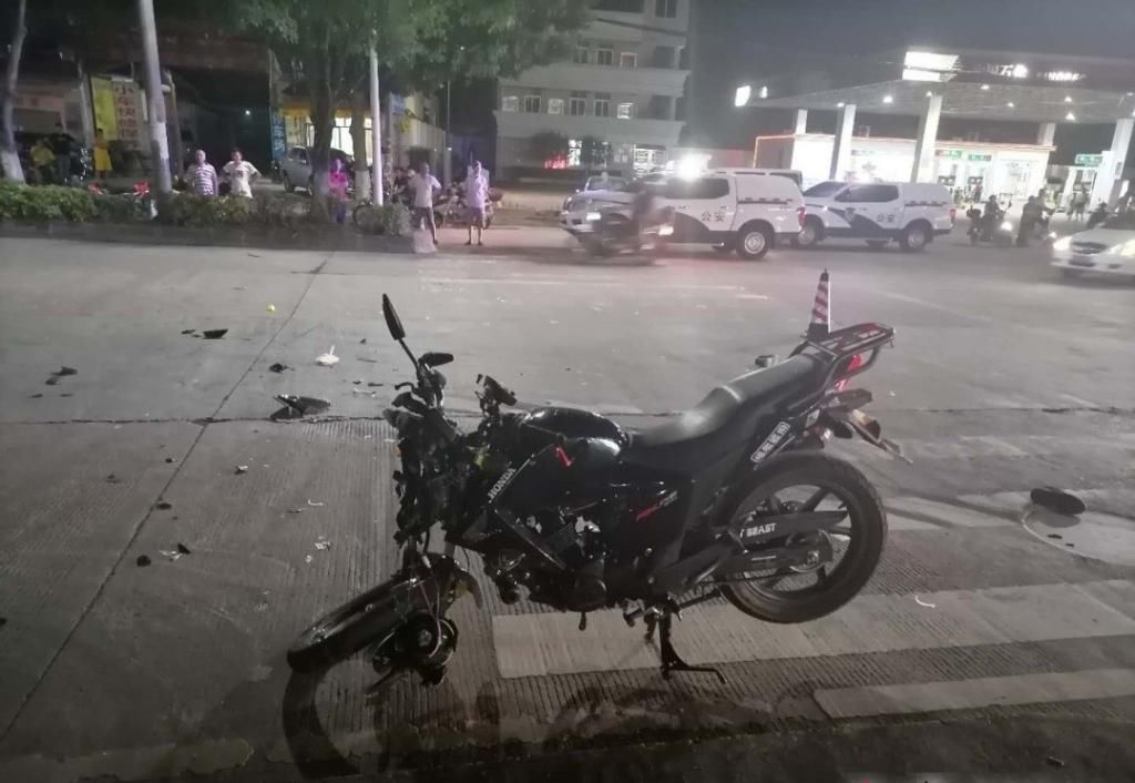  梅路|梅城月梅路货车与摩托车相撞，一人当场身亡！