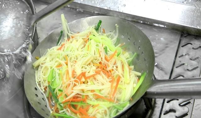  金针菇|金针菇加鸡蛋没想到这么好吃！鲜香十足下酒下饭，难怪家人都喜欢