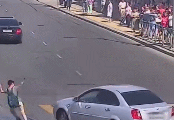 照片|拿命换照片？游客扎堆＂网红＂公路拍照险被撞