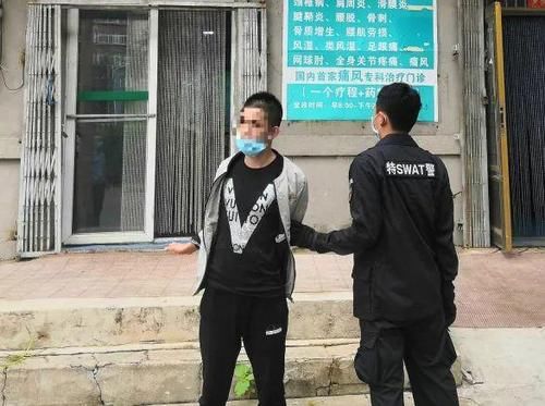 药店|黑衣男子夜探药店，发现监控后他把脸凑了上去……