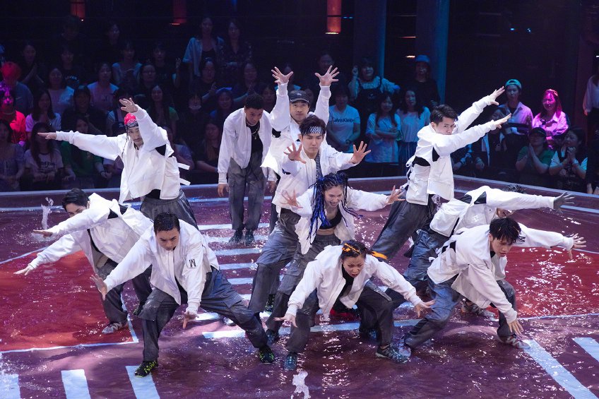  王一博|王嘉尔初学嗑瓜子，王一博露牙演示，两个铁憨憨要多笑几遍