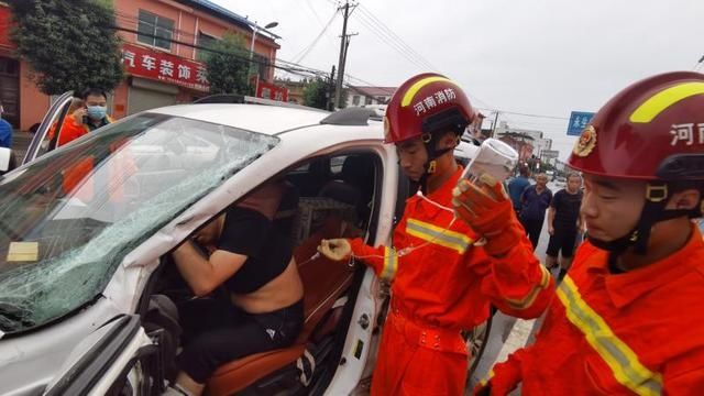  现场医护人|凌晨发生车祸2人被困受伤 消防20分钟快速救出
