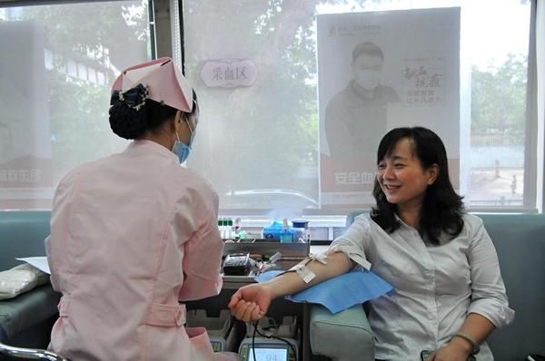  血液中心|献血进入淡季 海南工行积极开展无偿献血活动