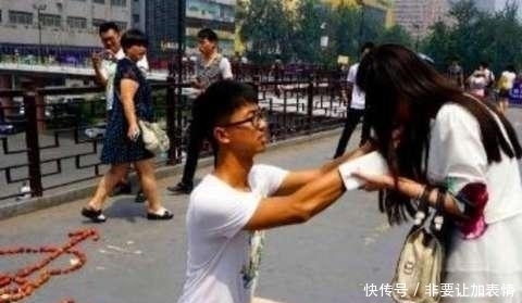 求婚|小伙在闹市求婚，女孩说了句话让男孩备受打击，路人：不要也罢