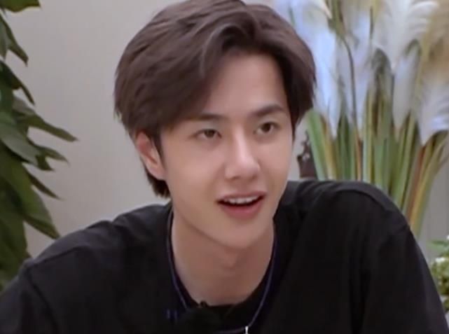 节目组|王一博刚起床,节目组就拍他,犯迷糊的样子,太好笑了