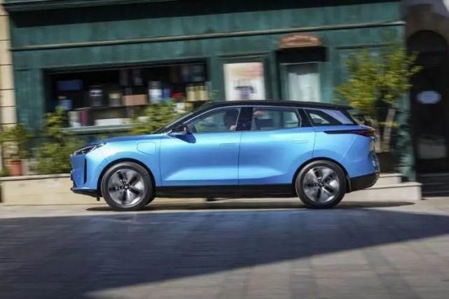  SUV|试驾奔腾全新纯电动SUV E01！造型科幻+三块大屏，驾乘感舒适