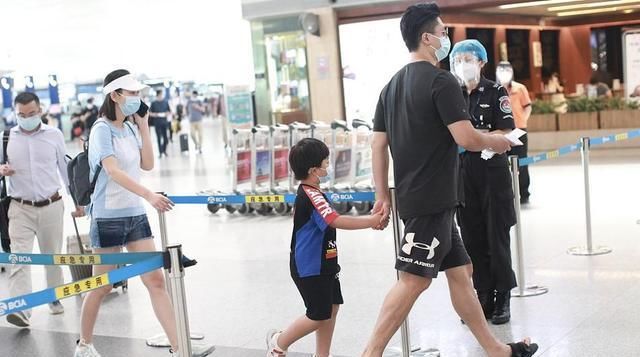  T恤|凌潇肃唐一菲带儿子走机场，凌听跟爸爸如饼印，唐一菲热裤秀长腿