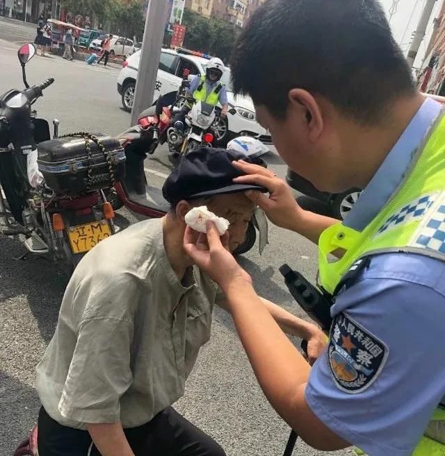 告诉|路人摔倒扶不扶?昌图两名90后辅警用实际行动告诉你