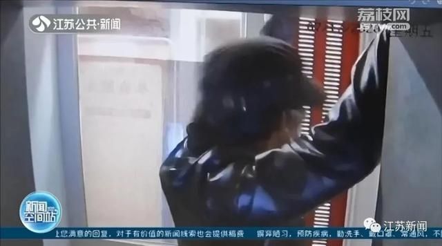 卖力|男子正卖力撬取款机，门突然反锁了！扒拉半天后他发现门口有个人