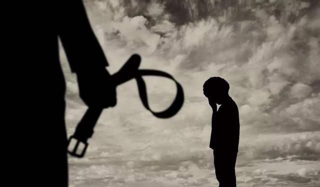 妈妈|坐公交时女儿突然嚎啕大哭，妈妈转身报警，乘客点赞：孩子真机智