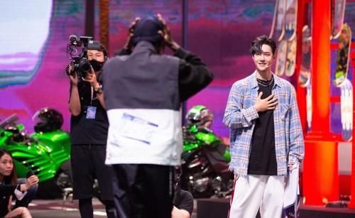  王一博|陈章铭导演为王一博抱不平，不懂他为何第四，粉丝：王一博也没懂