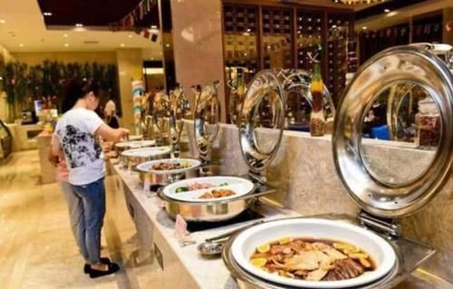 也都|去吃自助餐,服务员常把“3种”食物放“角落”,聪明人会去拿