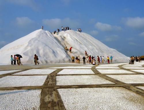  游客|全球最大的“盐山”，重3亿吨还在持续增长，游客离开要带走一包