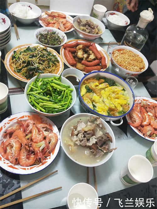  回家|农村婆婆来看我，下班回家见她准备一桌菜，上桌后我连吃两碗饭