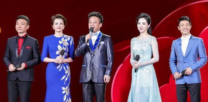  嘲笑|她是央视最美主持人，春晚上主持失误被嘲笑，事业巅峰连生俩娃！