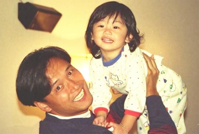  女友|苗侨伟26岁儿子与女友秀恩爱，身材健硕长相不及爸，长居国外生活