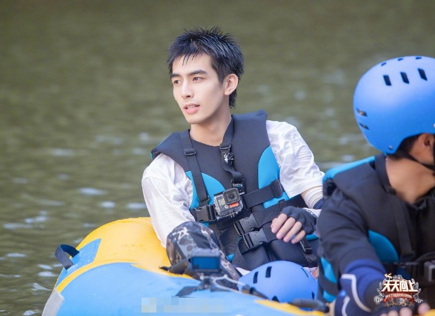  过于|宋威龙、王一博打水仗，除了帅气毫无看点，认输理由过于佛系