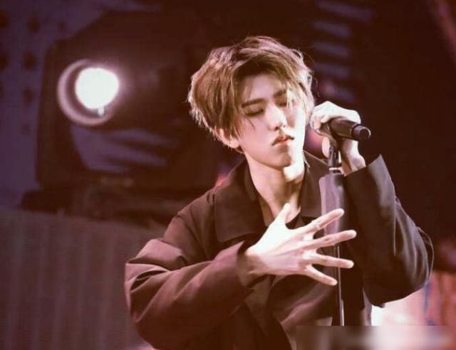  青春|青春芒果夜：蔡徐坤《情人》歌词大篇幅打错，温柔情歌变幽默笑话