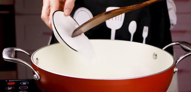  路上|花生搭配淀粉炒挂霜花生，上班肚子饿，下班路上吃的健康零食