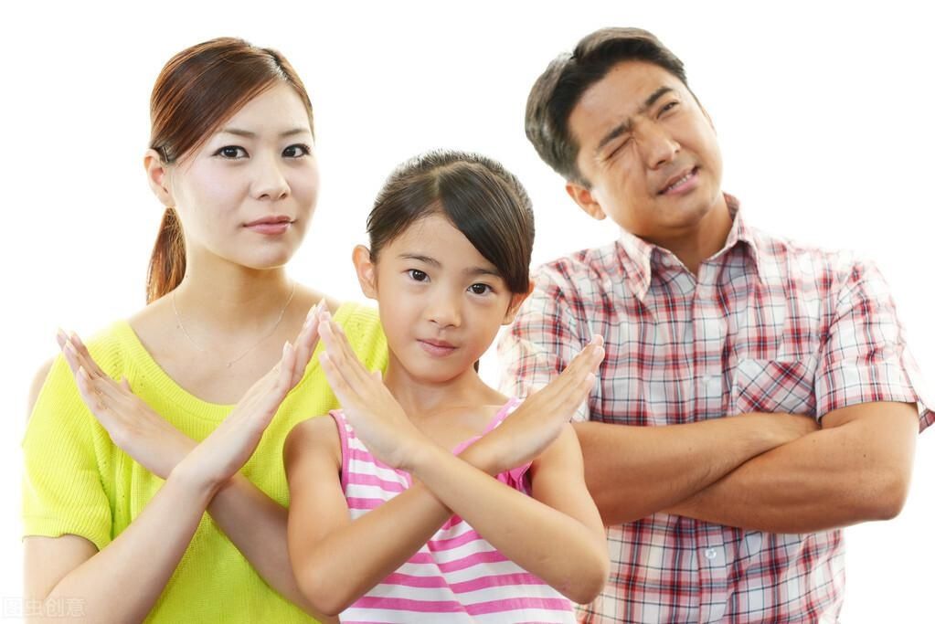 为孩子|萌娃高铁拔腿毛，评论两极分化：熊孩子和萌娃只在一念之差