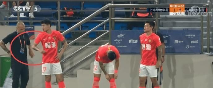  上海申花|申花小将替补上场时，恒大的卡纳瓦罗为何特意上前和他们击掌？