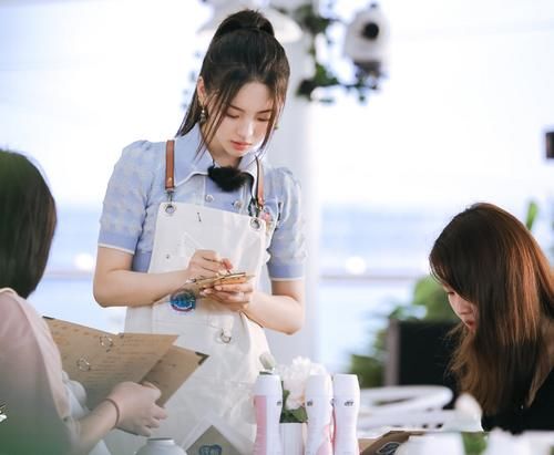  赵丽颖|杨超越点菜出错，被质疑来中餐厅捣乱，救场方式引争议