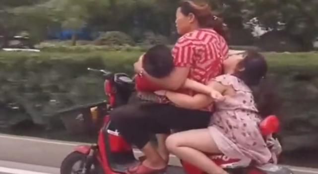  车主|单手骑电动车被查，怀里还抱着孩子，车主：再来一个也没问题