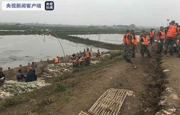 马鞍山|安徽马鞍山石跋河出现塌方险情 陆军100多名官兵现场抢险