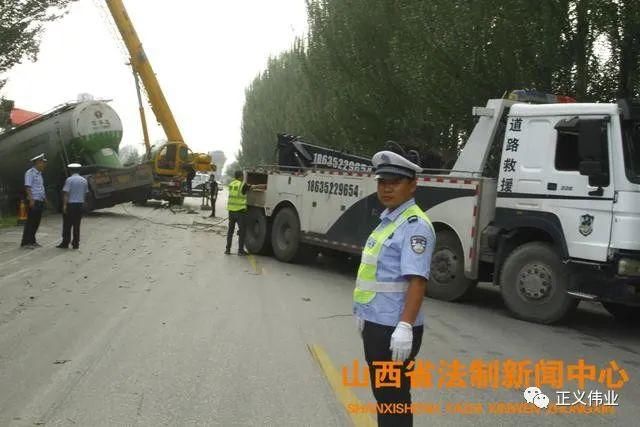 交警|雨中罐车滑入路沟交警及时救援