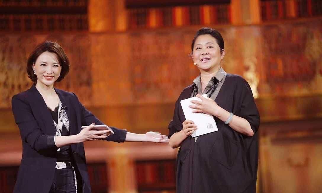  节目|董卿主持曾三次下跪，前两次圈粉无数，最后一次却成为污点！