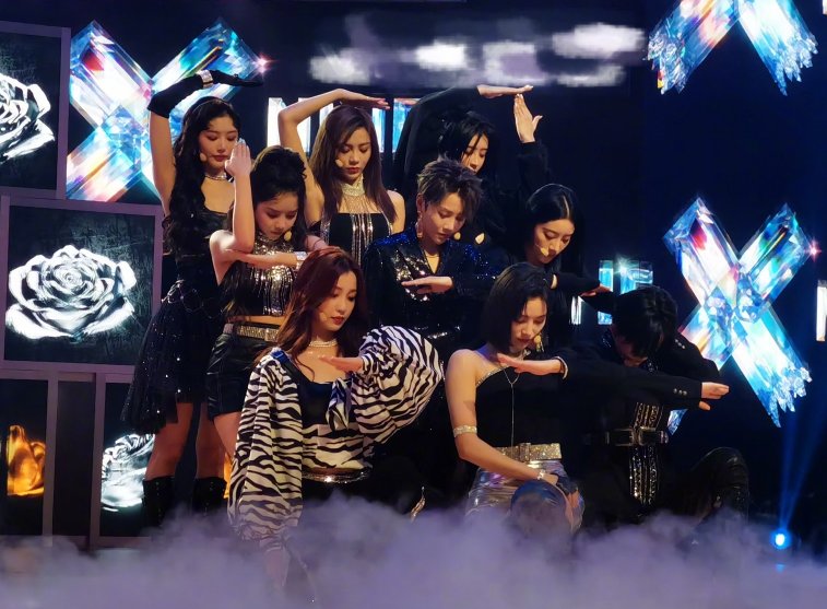  同台|THE9录制《快本》照片传出，近景舞台太养眼，我却在注意同台嘉宾