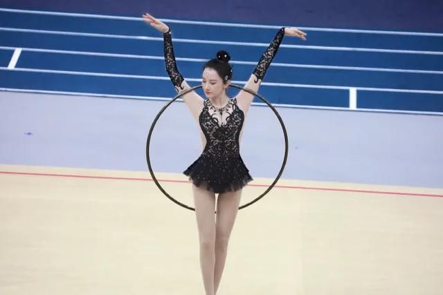  爆炸|凭“双料冠军”美爆炸热搜的她，才不是无辜“被绿”的傻白甜