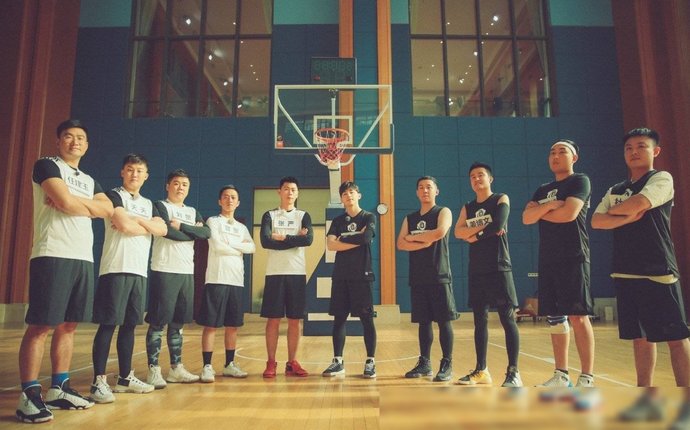  伴郎|邓伦偶遇新婚夫妻，谁注意他的反应？弹幕：咋没请我当伴郎呢