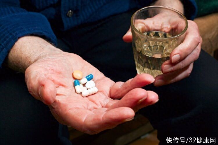 60岁以后应该吃小剂量阿司匹林吗(北京大学第一医院研究发现：60岁后服用阿司匹林，小剂量更安全)