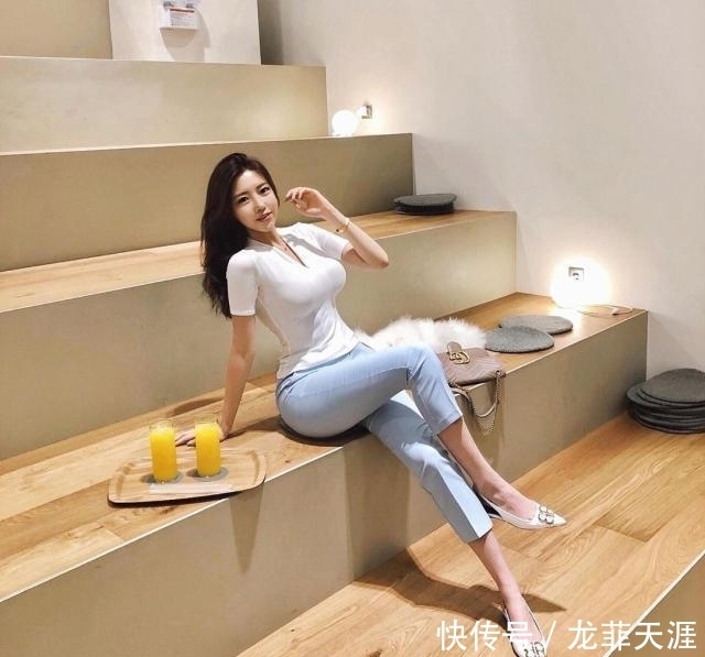 女性|牛仔裤简单又惹眼,妙曼身材显女人味,让人怦然心动!