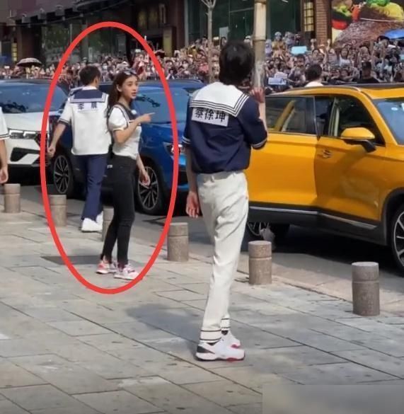  修养|蔡徐坤为baby开车门，谁注意她的下意识动作？网友：修养是天生的