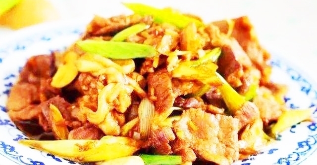 洗净切成|朋友小聚,在家做几道美味可口的家常菜,下酒下饭,比饭店还好吃