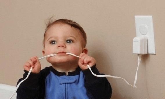  可可|女孩路边玩耍遭遇触电，孕妇路过上前营救，网友：教科书般操作