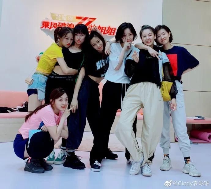 时代|综艺选秀进入“25时代”后,本该当评委的姐姐们却成了被点评的选手