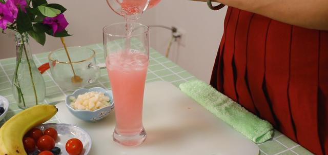  冰凉|夏天太热！来一杯水蜜桃气泡水，冰爽解渴，冰凉透心，做法简单