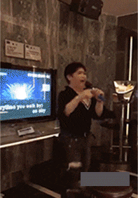 搞笑|搞笑GIF：聚会都让手机搞成什么样了，好心疼大姐