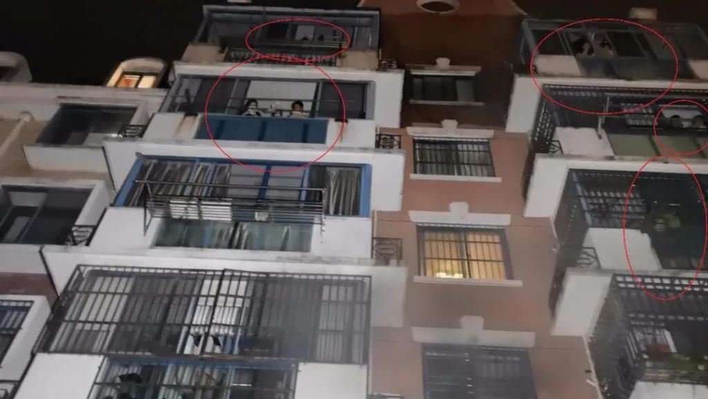  充电|金山某住宅区楼道发生火灾，整栋居民窗口求救！起因竟是…