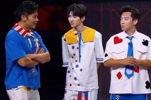  撕名牌|吴谨言口误说错《奔跑吧》名字，李晨当场纠错，蔡徐坤的表情亮了