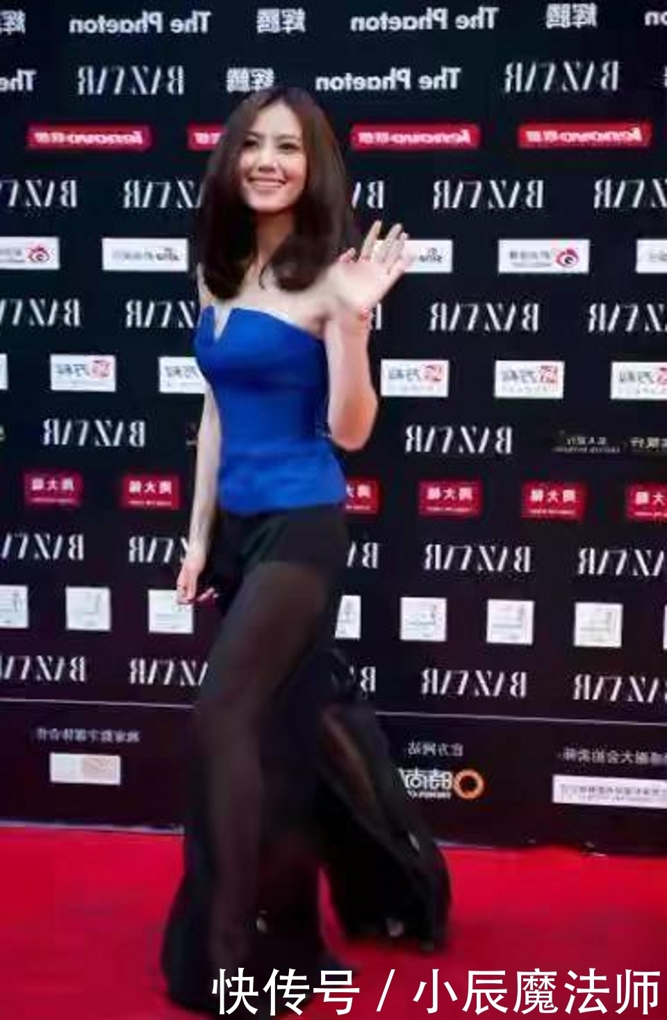  印花|路人街拍，美女选择了一条姜黄色的印花连衣裙，显得时髦又高级