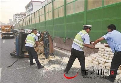  交警|面包车侧翻面条撒满地 交警冒着高温“抢运”