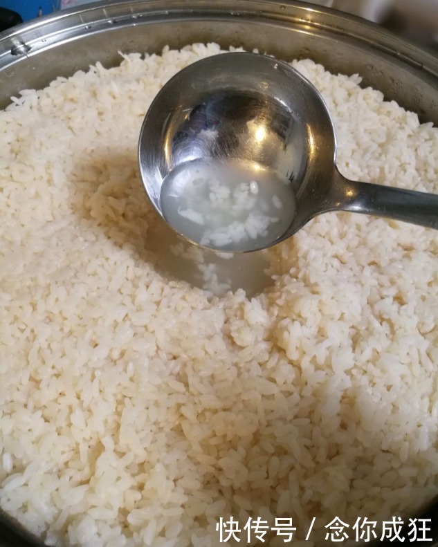 糯米|自制米酒,糯米蒸熟后别直接加酒曲!多做1步,又香又甜,酒汁多